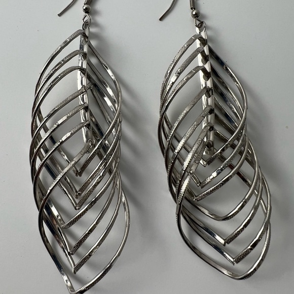 Cute Continuous Dangling Silver Tone Leaves Pierced Earrings - Picture 2 of 16